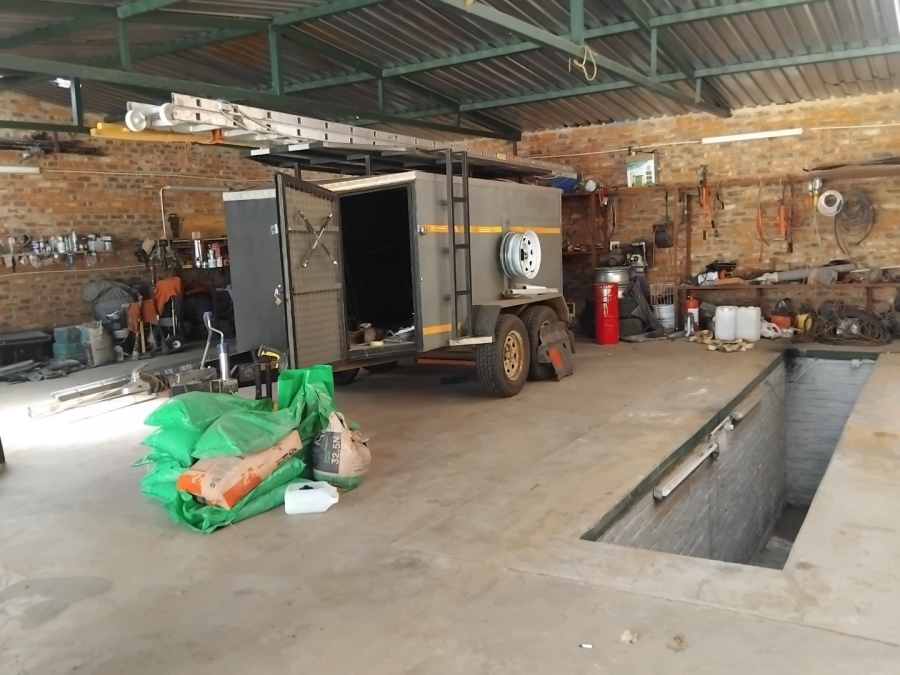 Commercial Property for Sale in Agricultural Holding 400 North West